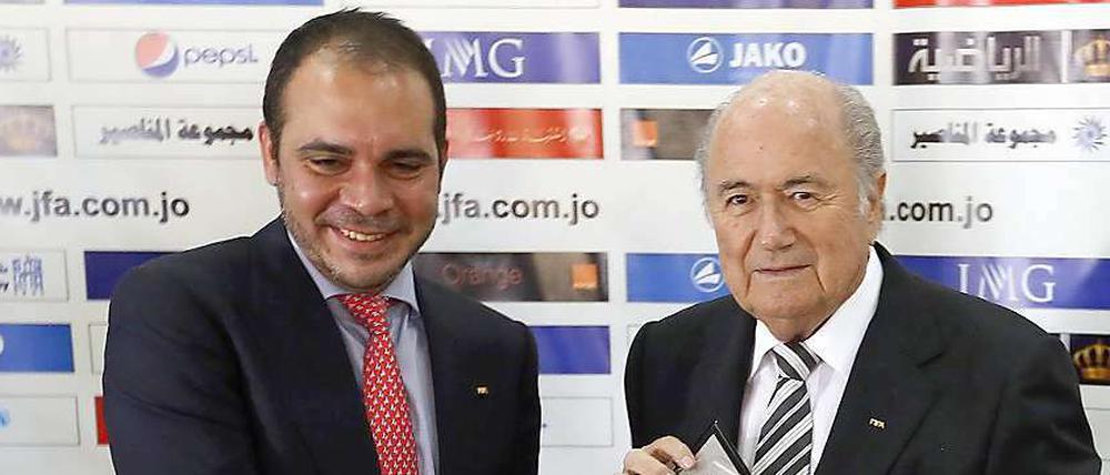 Wem vergeht das Lachen? Ali Bin al Hussein (l.) und Joseph Blatter.