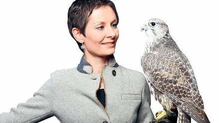 Auf Augenhöhe. Auch Seminare mit Greifvögeln gibt es