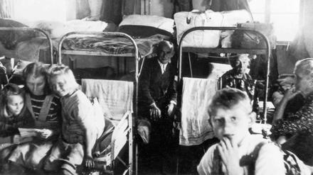 Auf engstem Raum. Im September 1945 öffnete die britische Armee das Flüchtlings-Auffanglager in Friedland.