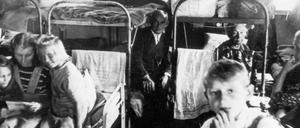 Auf engstem Raum. Im September 1945 öffnete die britische Armee das Flüchtlings-Auffanglager in Friedland. 