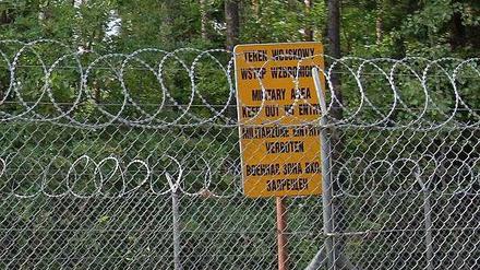 Stacheldraht vor einem Militärgelände in Polen, auf dem die CIA Terrorverdächtige gefoltert haben soll.