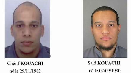 Die französische Polizei sucht mit einem Fahndungsplakat die beiden Hauptverdächtigen Chérif Kouachi und Said Kouachi.