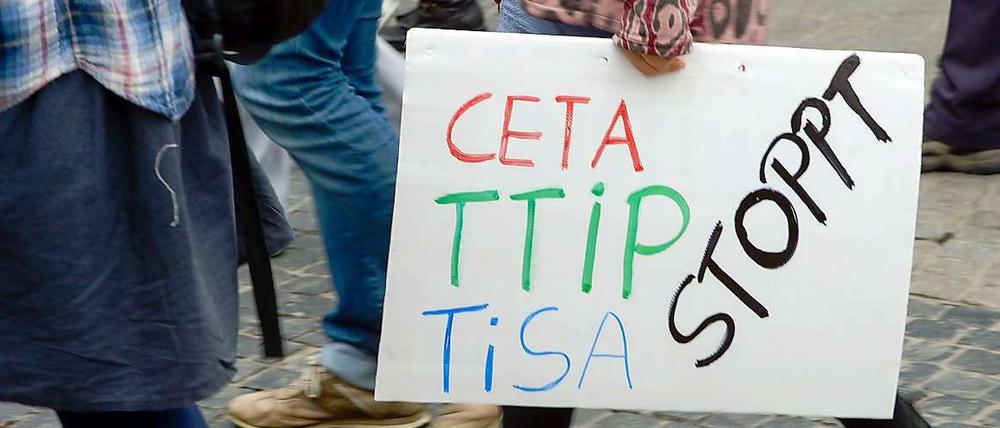 Immer wieder artikulieren Gegner der Freihandelsabkommen ihren Protest auf der Straße. 