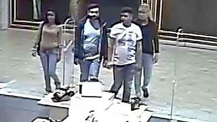 Mit diesem Foto sucht die Polizei nach zwei Frauen und zwei Männern, hier beim Betreten des Schuhgeschäfts im Steglitzer Einkaufszentrum "Boulevard Berlin".