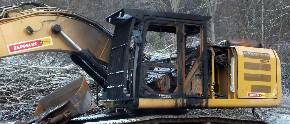 Der ausgebrannte Bagger am Kienberg in Marzahn. 