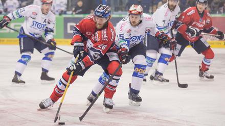 Florian Busch (Nummer 26) erzielte den Treffer zum zwischenzeitlichen 2:0 für die Eisbären. 