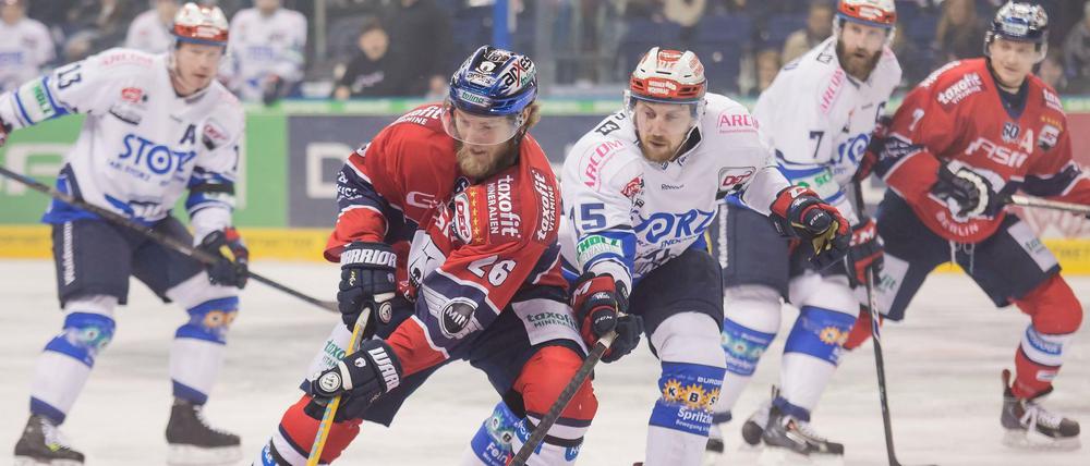 Florian Busch (Nummer 26) erzielte den Treffer zum zwischenzeitlichen 2:0 für die Eisbären. 