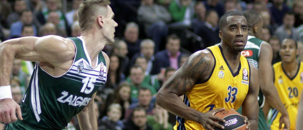 Alba Berlin (Szene mit Jamel McLean, rechts) spielte in Litauen eine schwache erste Halbzeit - und konnte den Rückstand dann nicht mehr aufholen.