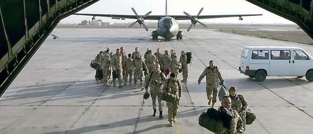 Soldaten der Bundeswehr steigen auf dem usbekischen Stützpunkt Termez in eine Transall-Maschine. 