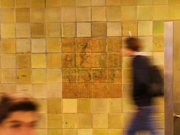 Mattgold. Die Tafeln im Bahnhof Nollendorfplatz erinnern - sehr diskret - an seine Eröffnung im Jahr 1902, dem Geburtsjahr der Berliner U-Bahn.