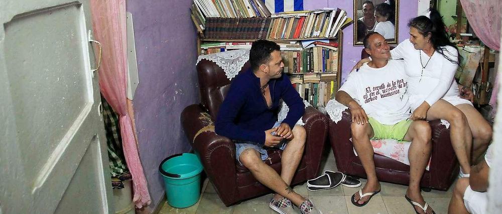 Wieder zuhause: Angel Figueredo (Mitte) mit seiner Ehefrau Haydee Gallardo und seinem Sohn Reynier in Havana. Figueredo und Gallardo, Mitglied der Dissidentengruppe "Ladies in White", gehören zu den ersten Häftlingen, die freigelassen wurden.