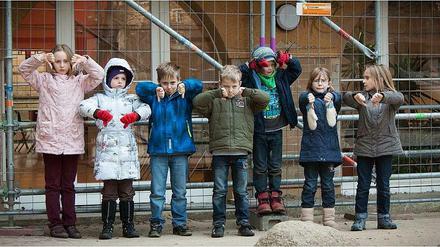 Das Urteil der Kinder in der Rothenburg-Grundschule in Steglitz-Zehlendorf zu der Sanierungsqualität an ihrer Schule. Diese unglaubliche Geschichte war auch Thema in der Bezirksverordnetenversammlung am 10. Dezember. Der Direktor hat sie den Bezirksverordneten vorgetragen.