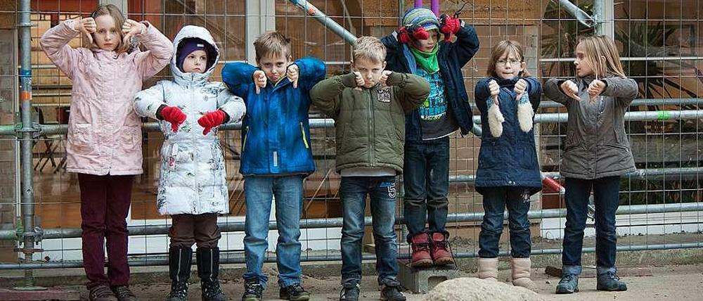 Das Urteil der Kinder in der Rothenburg-Grundschule in Steglitz-Zehlendorf zu der Sanierungsqualität an ihrer Schule. Diese unglaubliche Geschichte war auch Thema in der Bezirksverordnetenversammlung am 10. Dezember. Der Direktor hat sie den Bezirksverordneten vorgetragen.