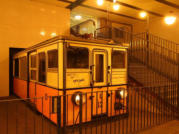Bahnsteig-Bahnmuseum. An der Station Klosterstraße ragt Wagen 12, ein Relikt der „Schöneberger Untergrundbahn“, aus der Wand.