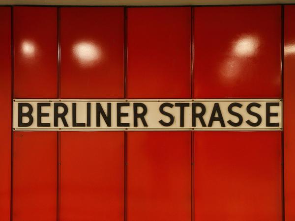 Rot sehen. Sowohl für die Fahrgäste der U7 als auch die der U9 ist das beherrschende Element der Station Berliner Straße (1971) eine rote Wand.