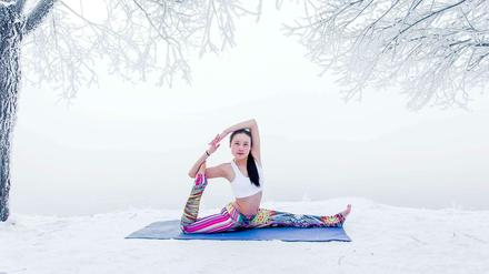 Frau macht Yoga-Übungen.