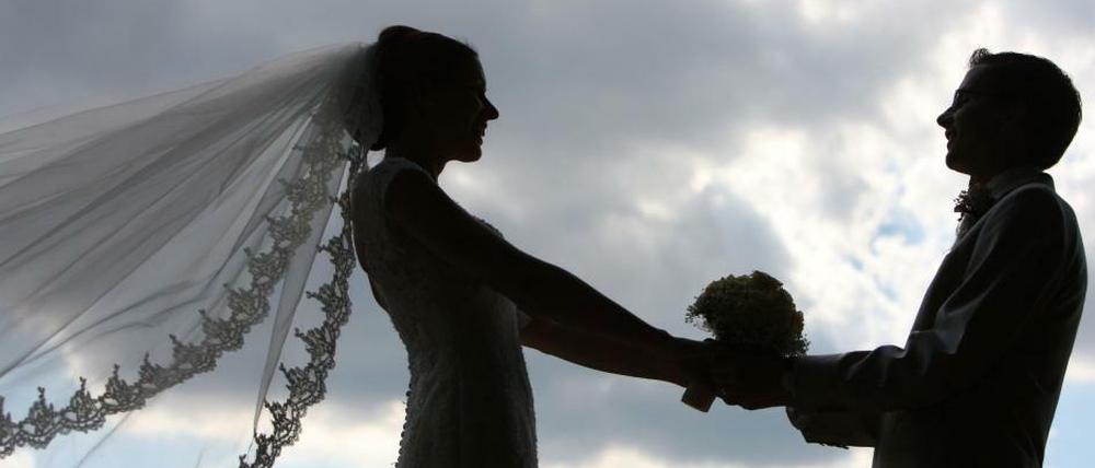 Man heiratet ja nicht wegen des Geldes. Aber über ein paar Euro mehr hat sich noch niemand gestört, oder?