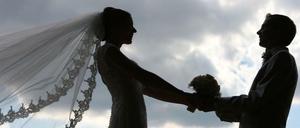 Man heiratet ja nicht wegen des Geldes. Aber über ein paar Euro mehr hat sich noch niemand gestört, oder?