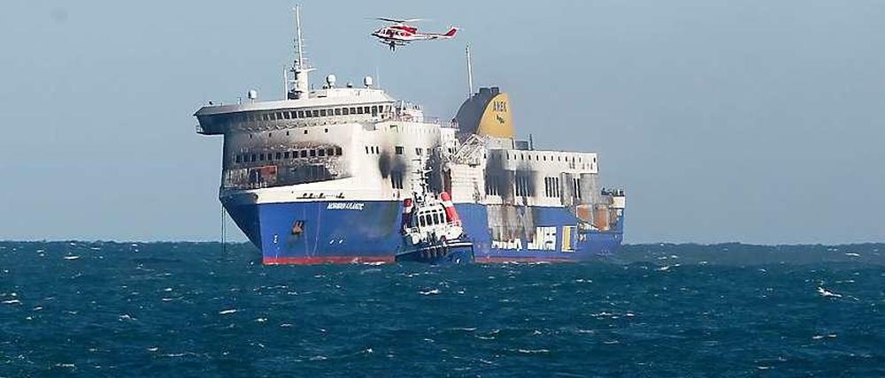 Die ausgebrannte Adirafähre "Norman Atlantic". Auch eine Deutsche ist unter den Todesopfern.