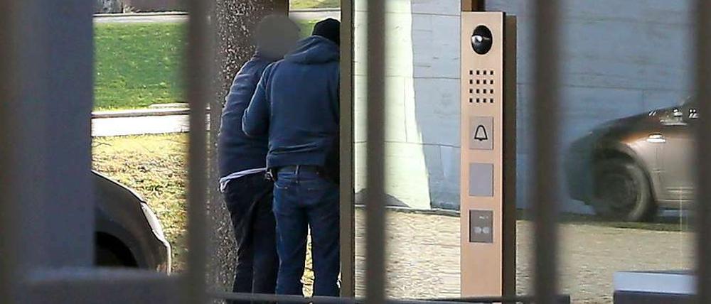 Ein Mann wird am Sonntag im Bundesgerichtshof in Karlsruhe durch den Eingang gebracht. 