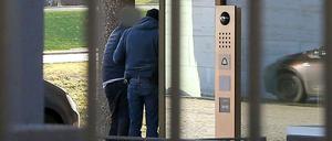 Ein Mann wird am Sonntag im Bundesgerichtshof in Karlsruhe durch den Eingang gebracht. 