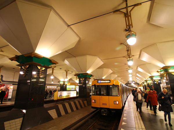 Massiv. Der Bahnhof Rathaus Spandau (1984) ist der prunkvollste im Berliner Netz. Kommt auf dem Foto schlecht rüber, muss man gesehen haben.