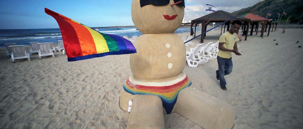 Bunt im Winter. Diese Sandfigur wirbt für die Gay Pride in Tel Aviv.