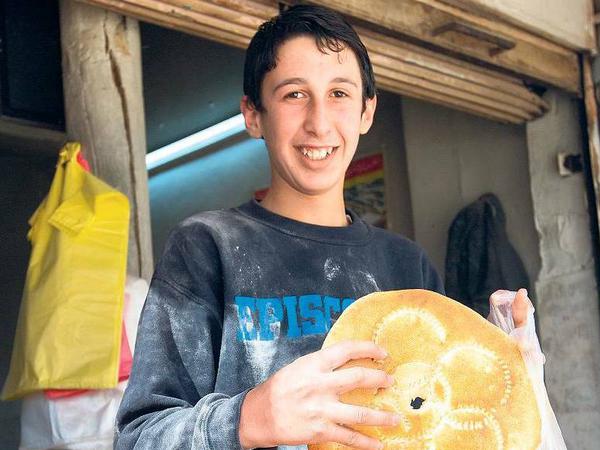 Junge für alles. Hamdan ist Bäcker, er verdient fünf Euro pro Tag.