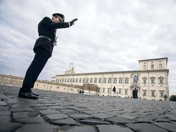 Bedingt einsatzbereit. In der Silvesternacht meldeten sich vier von fünf Polizisten in Rom krank – Protest gegen ein neues Rotationsprinzip, das Korruption verhindern soll.