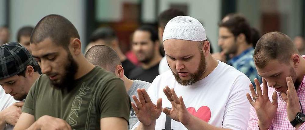 Salafisten demonstrieren im September 2013 in Frankfurt am Main. Seitdem hat die Bewegung zahlreiche neue Anhänger gewonnen.