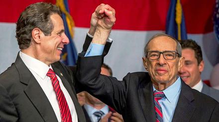 Mario Cuomo (rechts), der drei Amtszeiten lang Gouverneur des US-Bundesstaates New York war, ist gestorben - nur wenige Stunden, nachdem sein Sohn Andrew Cuomo (links) für eine zweite Amtszeit als New Yorks Gouverneur vereidigt worden war. .