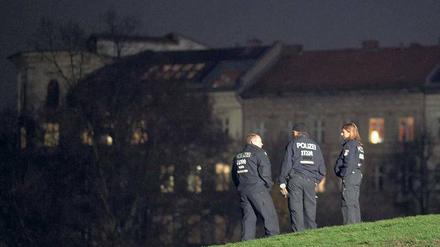 Dunkelziffer. Mittlerweile gibt es im Görlitzer Park so viele Dealer, dass manche in die Straßen ringsum ausweichen. In unserem text erzählt ein erfahrener Drogenfahnder, wie es vor Ort zugeht.