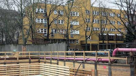 Blick über eine benachbarte Baustelle auf das betroffene Studentenwohnheim.