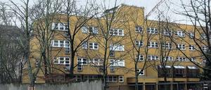 Blick über eine benachbarte Baustelle auf das betroffene Studentenwohnheim.