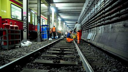 Tunnelschrauber. Auf der unterirdischen Nord-Süd-Strecke ist nach fast 25 Jahren ein Schienentausch nötig.