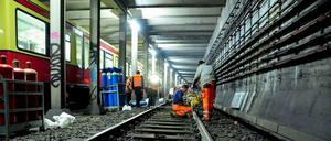 Tunnelschrauber. Auf der unterirdischen Nord-Süd-Strecke ist nach fast 25 Jahren ein Schienentausch nötig.