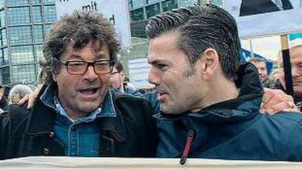 Arm in Arm. Diether Dehm (l.), Bundestagsabgeordneter der Linken und Ken Jebsen auf der Demonstration am 13. Dezember in Berlin.