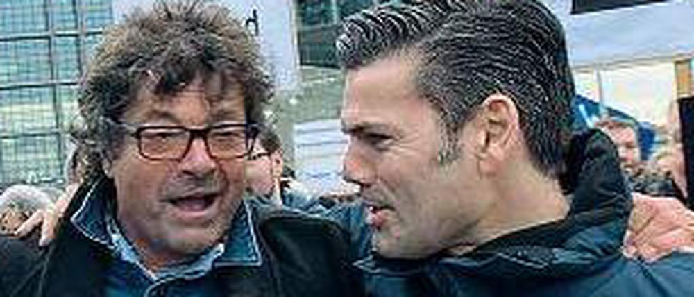 Arm in Arm. Diether Dehm (l.), Bundestagsabgeordneter der Linken und Ken Jebsen auf der Demonstration am 13. Dezember in Berlin.