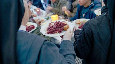 Spende. Vor Weihnachten verteilen Mitarbeiterinnen der Tagesaufenthaltsstätte "Alimaus" in Hamburg Essen an Bedürftige.