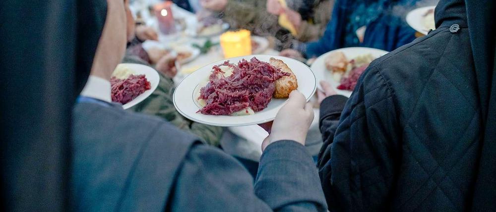 Spende. Vor Weihnachten verteilen Mitarbeiterinnen der Tagesaufenthaltsstätte "Alimaus" in Hamburg Essen an Bedürftige.