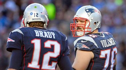 Sebastian Vollmer mit seinem Quarterback Tom Brady.