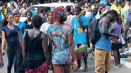 Händlerinnen und Händler sowie Kundinnen und Kunden auf einem Markt in Monrovia.