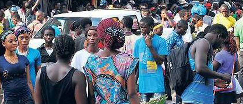 Händlerinnen und Händler sowie Kundinnen und Kunden auf einem Markt in Monrovia.