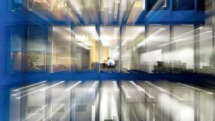 Im Büro nach Feierabend. Die jüngste Umfrage des DGB hat ergeben, dass ein Großteil der Beschäftigten wöchentlich mehr als 40 Stunden arbeitet - obwohl sie das gar nicht müssten, weil der Arbeits- oder Tarifvertrag eine kürzere Arbeitszeit vorsieht. 