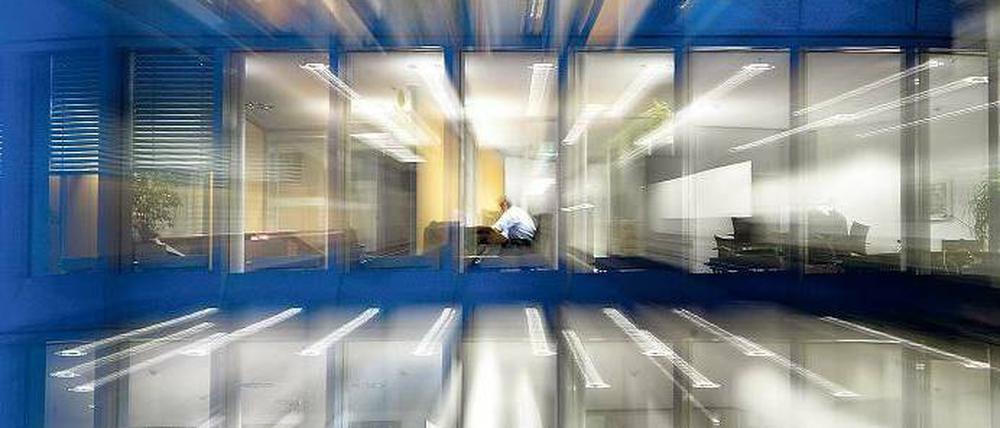 Im Büro nach Feierabend. Die jüngste Umfrage des DGB hat ergeben, dass ein Großteil der Beschäftigten wöchentlich mehr als 40 Stunden arbeitet - obwohl sie das gar nicht müssten, weil der Arbeits- oder Tarifvertrag eine kürzere Arbeitszeit vorsieht.