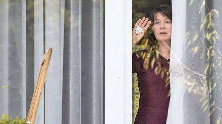 Sehen und gesehen werden. Melanie (Franziska Walser) beobachtet eine Unbekannte im Garten ihres Hauses. Kurz darauf findet sie eine Zettelbotschaft.