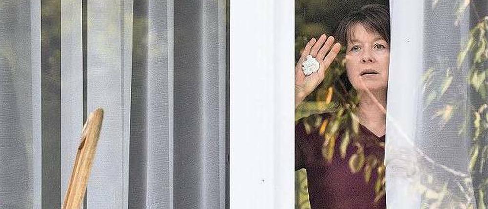 Sehen und gesehen werden. Melanie (Franziska Walser) beobachtet eine Unbekannte im Garten ihres Hauses. Kurz darauf findet sie eine Zettelbotschaft.