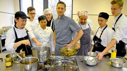 Michael Kempf mit den Auszubildenden an der Brillat-Savarin-Schule, die hier zum Beispiel den Umgang mit der Milz lernen. Dazu fehlt im normalen Betrieb oft die Zeit.