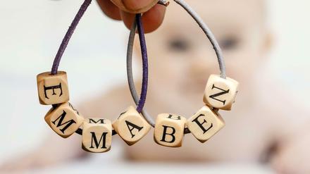Armbänder aus Holzperlen mit der Aufschrift Emma und Ben