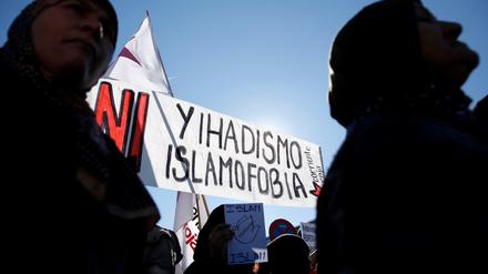 Diese Frauen protestieren in Madrid gegen Islamophobie.